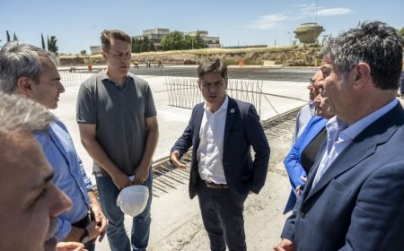 Kicillof entregó viviendas en Bahía Blanca y recorrio obras del Plan Hídrico