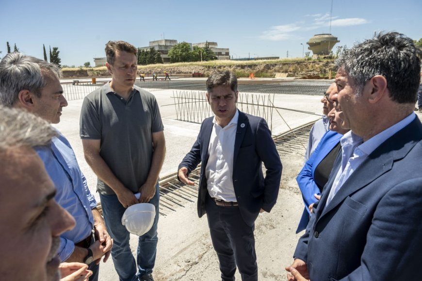 Kicillof entregó viviendas en Bahía Blanca y recorrio obras del Plan Hídrico